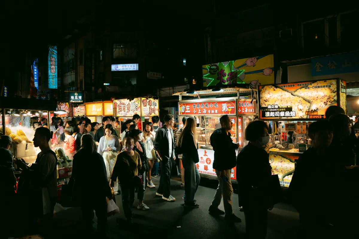 台灣在地夜市攤販與小商家營業場景
